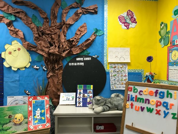 Quelles sont les options pour créer un espace de jeux sécurisé pour les enfants avec des matériaux recyclés ?