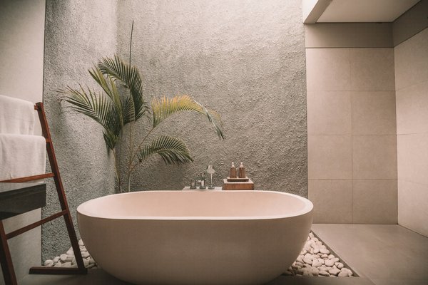 Comment concevoir un espace de rangement sous un lavabo flottant dans une petite salle de bain?
