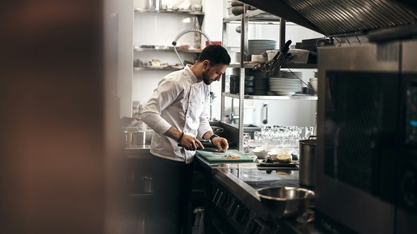 Quels sont les critères pour sélectionner un revêtement de sol pour une cuisine industrielle?