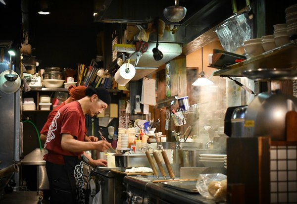 Comment optimiser l'éclairage d'une cuisine ouverte sur le séjour?