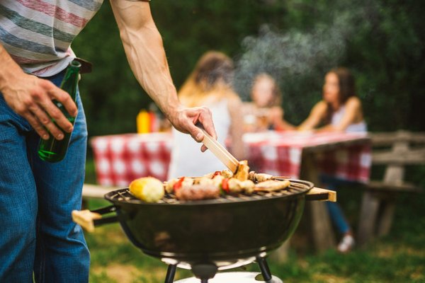 Comment aménager un espace barbecue sécurisé près de la piscine?