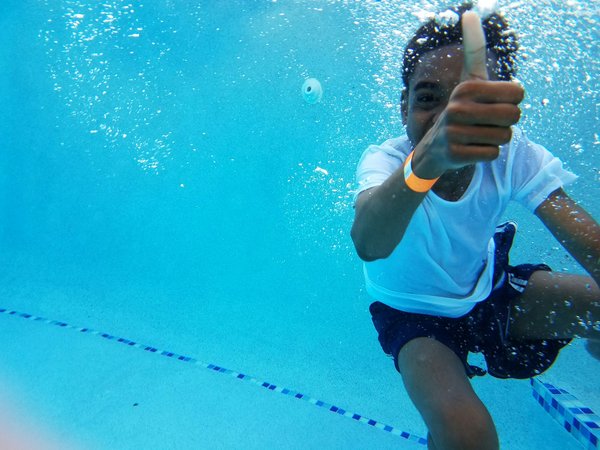 Quelles sont les meilleures techniques pour réduire l'évaporation de l'eau de piscine en été?