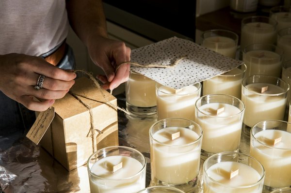 Rencontre avec un fabricant de bougies artisanales en france : l'art de la senteur