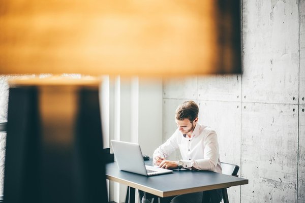 Améliorez l'ergonomie de votre bureau avec un pied de bureau adapté