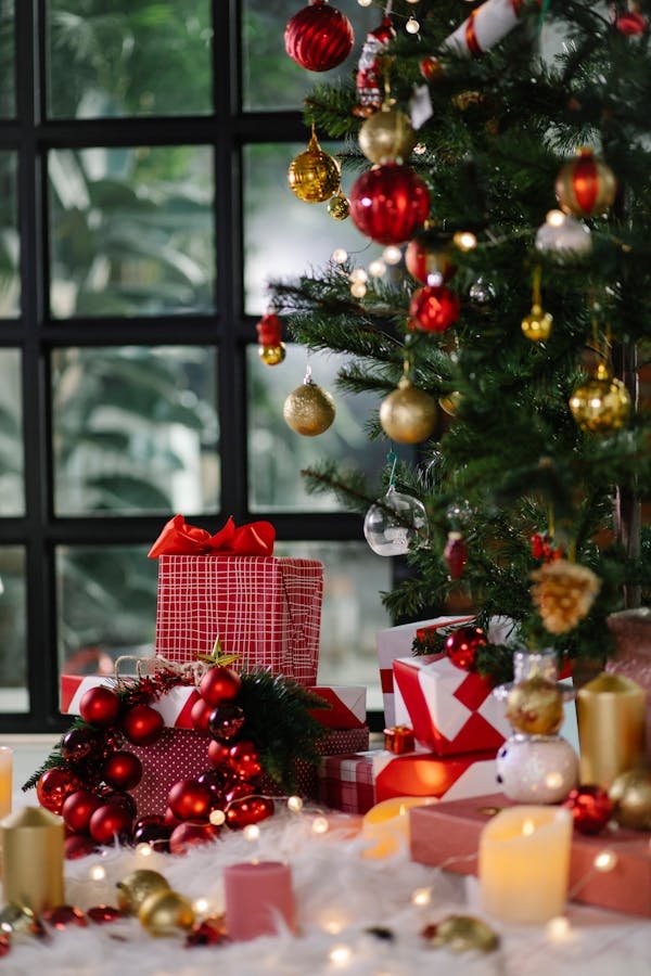 10 façons créatives d'utiliser des boules de noël dans votre déco