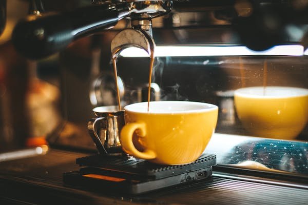 Découvrez la delonghi magnifica s smart feb 2533b pour un café inoubliable.