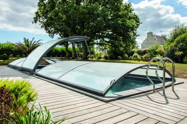 Abri bas rétractable : confort et sécurité pour votre piscine