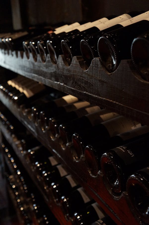 La cave à vin sous escalier : un choix astucieux et élégant